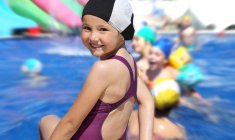 Les enfants qui pratiquent plusieurs activités extrascolaires sont ceux qui sont davantage investis dans des structures de loisirs collectifs. (crédit: Adobe Stock)