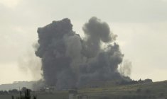 De la fumée s'élève d'un site touché par une frappe israélienne dans le village de Kfar Tibnit, dans le sud du Liban, le 15 mai 2026 ( AFP / - )