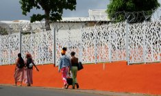 Des étudiantes passent devant le lycée Younoussa Bamana de Mamoudzou, le 28 octobre 2025 à Mayotte ( AFP / Marine GACHET )