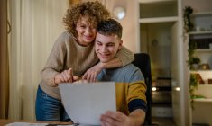 Pour transmettre de l’argent à un proche sans lien de parenté, plusieurs solutions peuvent être choisies. ( crédit photo : Shutterstock )