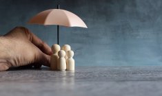 Quelle personne doit payer les prélèvements sociaux sur les UC dans une assurance-vie ? ( Crédits photo : © izzuan - stock.adobe.com)