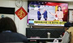 Une télévision diffuse un reportage dans un restaurant de Taipei, le 14 mai 2026, à Taïwan, montrant la rencontre entre le président américain Donald Trump et le président chinois Xi Jinping à Pékin ( AFP / I-Hwa Cheng )