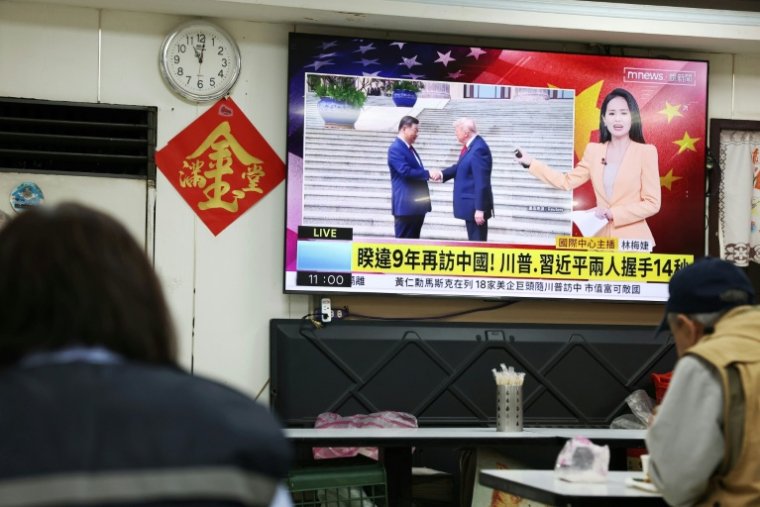 Une télévision diffuse un reportage dans un restaurant de Taipei, le 14 mai 2026, à Taïwan, montrant la rencontre entre le président américain Donald Trump et le président chinois Xi Jinping à Pékin ( AFP / I-Hwa Cheng )