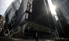 Une personne marche dans le quartier financier à Londres