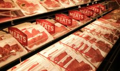 Barquettes de viande rouge dan sun supermarché du quartier de  Manhattan à New York City le 9 avril 2026 ( AFP / CHARLY TRIBALLEAU )