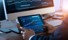 Bourse observation (Crédits: Adobe Stock - LUMINA IMAGES)