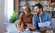 Saviez-vous qu'un compte joint peut apporter de la transparence dans les finances du couple ? (Crédits photo : Adobe Stock)