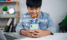 En utilisant l’identité d’un tiers, par exemple, les adolescents peuvent contourner une interdiction d’accès à telle ou telle plateforme numérique.(crédit: Adobe Stock)