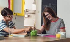 Commencez l'éducation financière de votre enfant pour un apprentissage de l'argent progressif et porteur (Crédits photo : Adobe Stock)