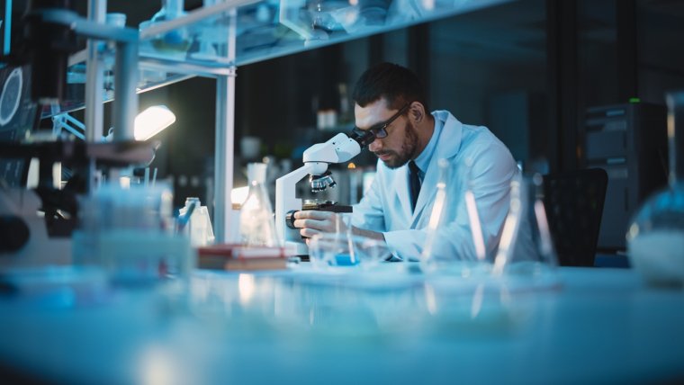 Chercheur au travail dans le secteur de la santé. (Crédits: Adobe Stock)
