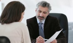À l’exception des époux, des partenaires de Pacs et, sous conditions, des frères et sœurs du défunt, tout héritier doit régler des droits de succession crédit photo : goodluz/Shutterstock / goodluz