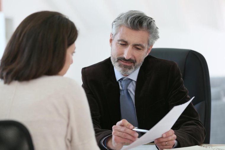Une transaction immobilière en viager est soumise à un régime juridique et fiscal spécifique crédit photo : goodluz/Shutterstock / goodluz