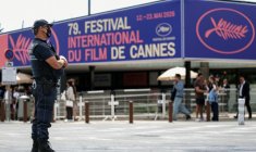 Un policier municipal en faction sur la Croisette lors de la 79e édition du Festival de Cannes, le 13 mai 2026 ( AFP / SAMEER AL-DOUMY )