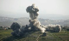 Une frappe aérienne israélienne sur le village de Deir El Zahrani, dans le sud du Liban, le 13 mai 2026 ( AFP / Kawnat HAJU )
