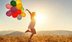 Un nouvel ouvrage défend l’idée que le bonheur est bien plus complexe et nuancé qu’une simple combinaison de joie, de richesse financière et de bonne santé. (crédit: Adobe Stock)