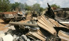 Des soldats français dégagent les décombres du lycée Descartes de Bouaké, le 10 novembre 2004, qui leur servait de base, après un bombardement le 4 novembre 2004, en Côte d'Ivoire ( AFP / PHILIPPE DESMAZES )