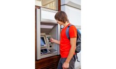 Enfant mineur et carte bancaire ( crédit photo : AlikeYou/Shutterstock / AlikeYou )