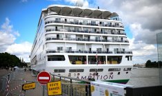 Le paquebot Ambition dont les passagers sont confinés après une suspicion d'épidémie de gastro-entérite, le 13 mai 2026 dans le port de Bordeaux, en Gironde ( AFP / Christophe ARCHAMBAULT )