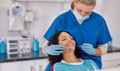 La réforme «100 % santé» plafonne les prix des prothèses dentaires (couronnes, bridges, dentiers), en contrepartie d’une revalorisation des soins buccodentaires fréquents (traitement des caries, détartrage, etc.). (crédit: Adobe Stock)