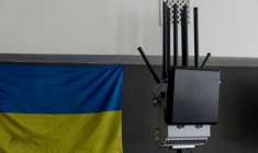 Un brouilleur antidrone à côté d'un drapeau ukrainien, dans une entreprise de fabrication de brouilleurs, à Kiev le 7 mai 2026, en Ukraine ( AFP / Tetiana DZHAFAROVA )