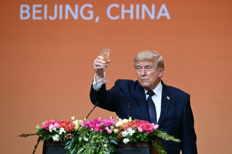 Le président américain Donald Trump porte un toast lors d'un banquet d'État auquel il assiste en compagnie du président chinois Xi Jinping au Palais de l'Assemblée du Peuple à Pékin, le 14 mai 2026 ( AFP / Brendan SMIALOWSKI )