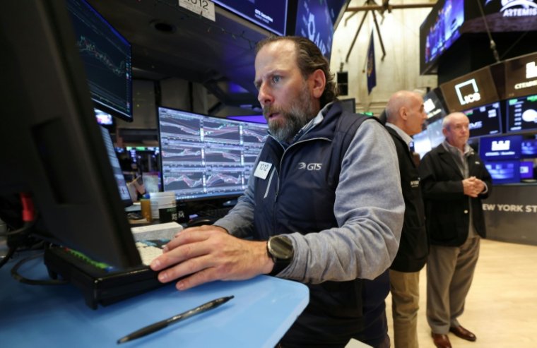 Des courtiers sur le parquet de la Bourse de New York (NYSE) lors de l'ouverture de la séance, à New York, le 30 avril 2026 ( AFP / TIMOTHY A. CLARY )