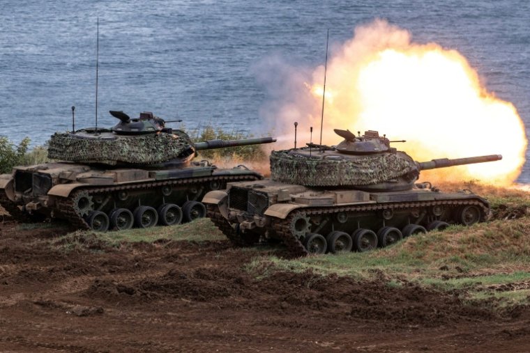 Photo diffusée par le ministère taïwanais de la Défense nationale, le 24 juillet 2024, montrant des chars M60A3 de fabrication américaine lors d'exercices militaires annuels sur les îles Penghu, à Taïwan ( Ministère taïwanais de la Défense nationale / Handout )