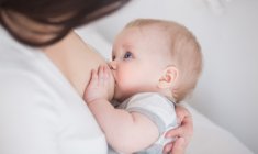 À l’heure actuelle, il n’existe pas encore de recommandations cliniques fondées sur le microbiome du lait. (crédit: Adobe Stock)