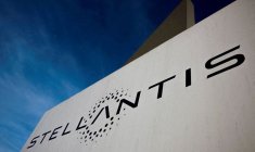 Le logo de Stellantis est visible sur le bâtiment de la société à Velizy-Villacoublay, près de Paris