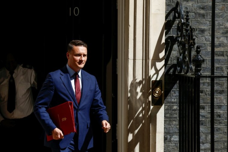Le ministre britannique de la Santé, Wes Streeting, quitte le 10 Downing Street à l'issue d'une réunion, le 12 mai 2026 à Londres ( AFP / Brook Mitchell )