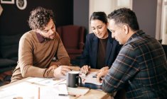 En désaccord sur la maison héritée en Vendée, Claire, Julien et Marc doivent trouver, avec un cadre juridique adapté, une issue à l’indivision pour préserver la paix familiale. ( crédit photo : Getty Images/iStockphoto )