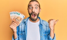 investisseur homme heureux argent (Crédits: Adobe Stock)