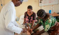 Amadou Soumah Sékou, chirurgien à l'hôpital de Ndosho, soutenu par la Croix rouge internationale (CICR), examine une femme blessée lors du conflit, le 14 mai 2026 à Goma, en RDC  ( AFP / Jospin Mwisha )