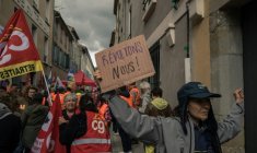 Un rassemblement d'organisations syndicales organisé par la CGT contre les mesures les visant, annoncées par le maire RN de Carcassonne, Christophe Barthes, à la Bourse du Travail de Carcassonne, le 13 mai 2026 dans l'Aude ( AFP / Ed JONES )