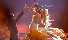 La violoniste Linda Lampenius et le chanteur Pete Parkkonen, pour la Finlande, sur la scène de l'Eurovision à Vienne, en Autriche, le 16 mai 2026. ( AFP / Tobias SCHWARZ )