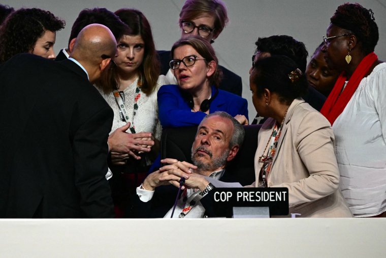 Le président de la COP30, André Corrêa do Lago, en discussion avec Simon Stiell (ONU Climat) après l’intervention de la Colombie, sur fond de polémique : le projet d’accord final évite toute mention explicite d’une sortie des énergies fossiles. (PABLO PORCIUNCULA / AFP)
