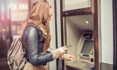 Il n’est pas trop tôt pour savoir gérer son budget quand on fait ses premiers pas dans la vie active. ( crédit photo : Shutterstock )