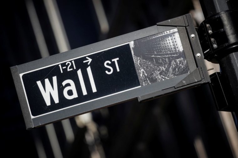 Un panneau indiquant Wall Street dans le quartier financier de New York