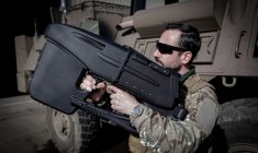 Un militaire équipé d'un dispositif antidrone à Dreux, le 26 février 2026. ( AFP / STEPHANE DE SAKUTIN )