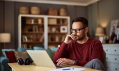 En 2026, l’ACRE est maintenue mais son exonération de cotisations sociales passe de 50% à 25%, réduisant nettement le soutien financier aux nouveaux entrepreneurs. ( crédit photo : Getty Images )