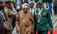 Le président nigérian Bola Tinubu (c) à Nairobi, le 12 mai 2026 au Kenya ( AFP / Luis TATO )
