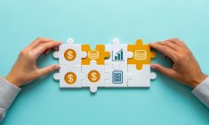mains tenant un puzzle composé de pièces en lien avec la finance et l'épargne (Crédits: Adobe Stock - IA)