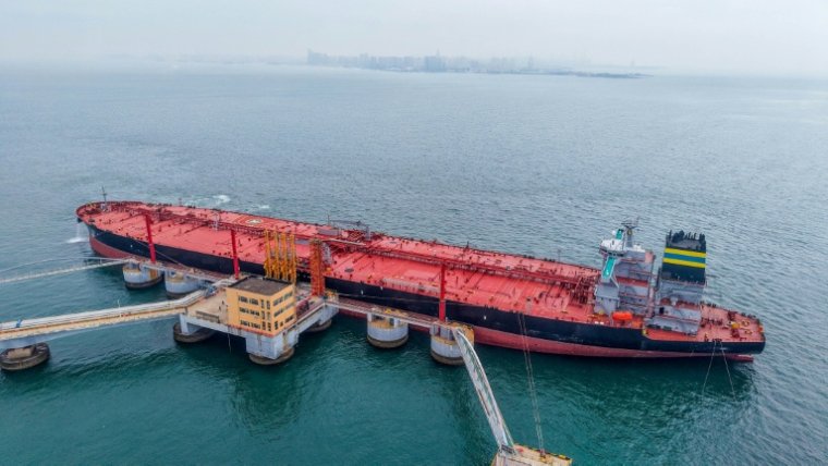 Vue aérienne d'un pétrolier déchargeant du pétrole brut importé dans un terminal portuaire de Qingdao, dans la province du Shandong, dans l'est de la Chine, le 14 mai 2026 ( CN-STR / - )