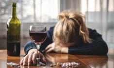 L’alcool peut interagir avec certains médicaments, ce qui s’accompagne de conséquences plus ou moins graves. (crédit: Adobe Stock)